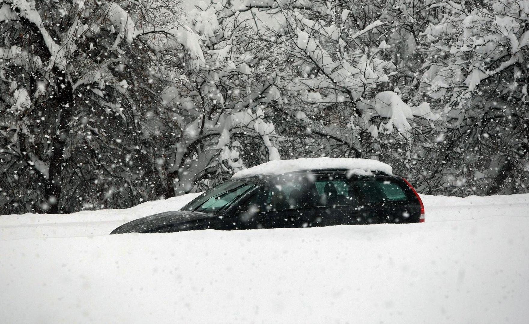 14.01.2013. Zagreb - Zagrebcane je docekalo bijelo jutro, snijeg je napadao i zatrpao automobile i ceste.Photo: Marko Prpic/PIXSELL