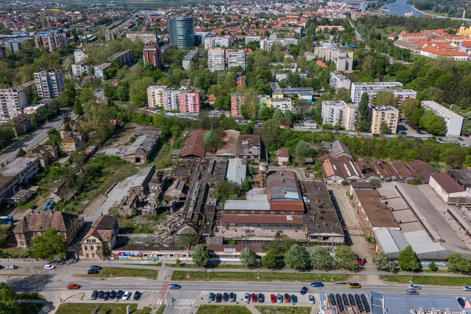 Inače, na javni natječaj Grada Osijeka, koji je trajao od 5. prosinca 2023. do 1. ožujka ove godine, ukupno je pristiglo devet radova. Izbor je obavilo Društvo arhitekata Grada Osijeka, a prvo mjesto i nagradu od 17 tisuća eura odnio je rad autora Siniše Bodrožića, Filipa Šrajera i Ivana Jovanovca. 