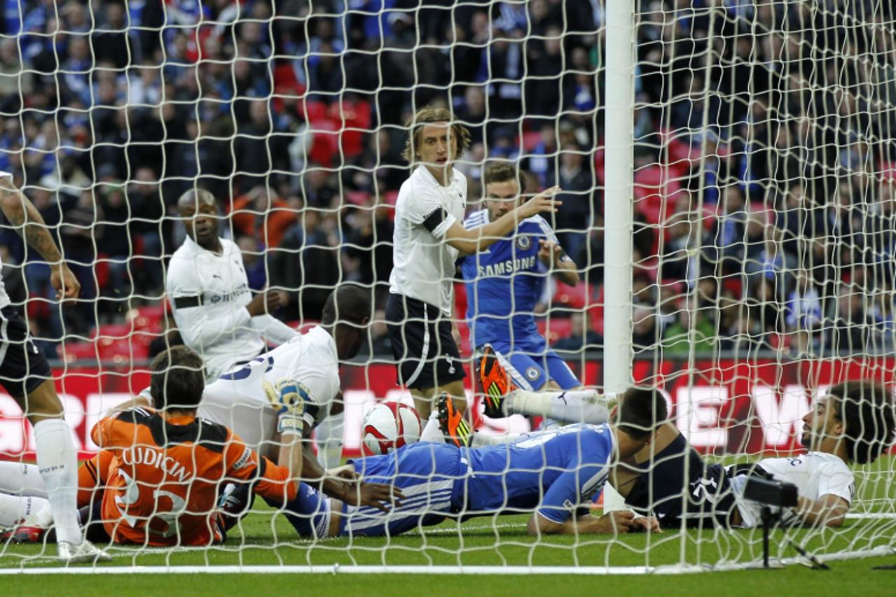 'Referee Martin Atkinson (not pictured) awards this  goal to Chelsea scored by Chelsea\'s Spanish player Juan Mata (3rd R) Tottenham Hotspur and Chelsea at Wembley Stadium in London, England on April 