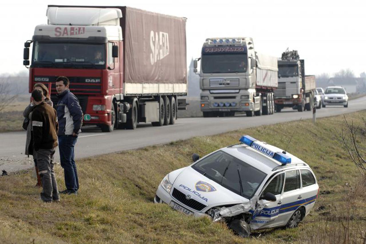 Pretjecala pa se sudarila sa policijskim automobilom (1)