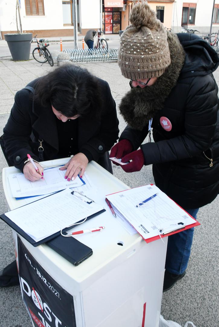 04.12.2021., Sisak - I u Sisku je zapocelo prikupljanje potpisa za MOST-ov referendum protiv COVID potvrda. 