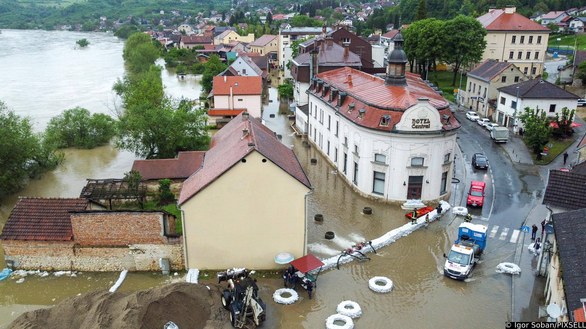 17.05.2023., Hrvatska Kostajnica - Rijeka Una   kod Hrvatske Kostajnice u 24 sata je narasla dodatnih pola metra i poplavila i vise djelove grada, zatvorena je i cesta do granicnog prijelaza. Photo: Igor Soban/PIXSELL