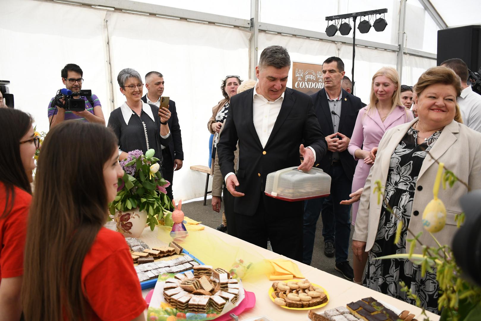 01.04.2024., Gradec  -  Predsjednik Republike Zoran Milanovic prisustvovao je paljenju Vuzmice u dvoristu Zupne crkve Ranjenog Isusa, te je obisao izlagace na manifestaciji 'Uskrsni obicaji gradeckoga kraja' Photo: Damir Spehar/PIXSELL