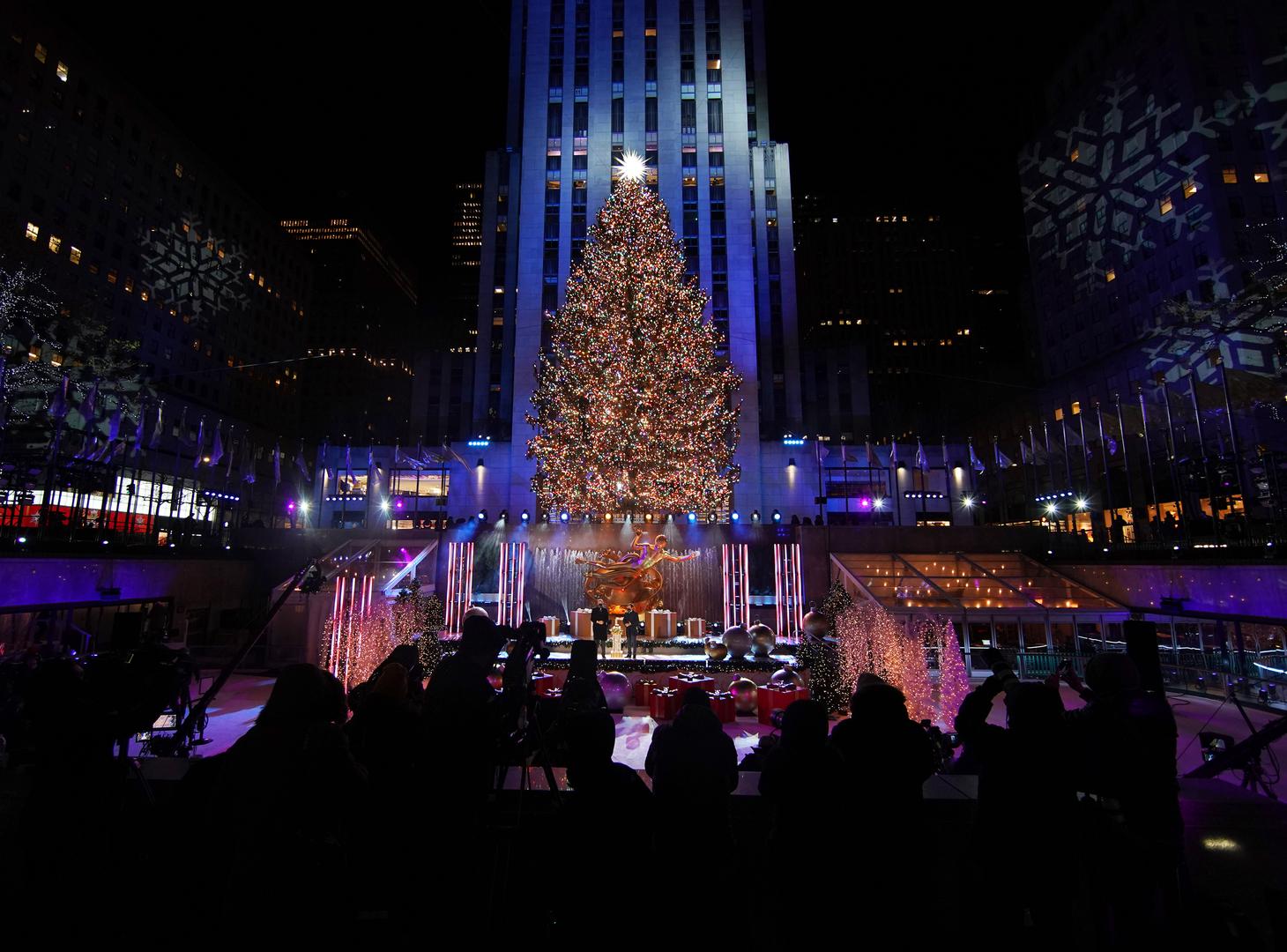 New York, SAD – Winter Village at Bryant Park: Winter Village u New Yorku jedan je od najpoznatijih božićnih sajmova u Sjevernoj Americi. Na ovoj lokaciji posjetitelji mogu uživati u klizanju na otvorenom klizalištu, raznim štandovima s božićnim dekoracijama, rukotvorinama i delicijama, kao i brojnim blagdanskim događanjima koja stvaraju posebnu atmosferu u srcu New Yorka.