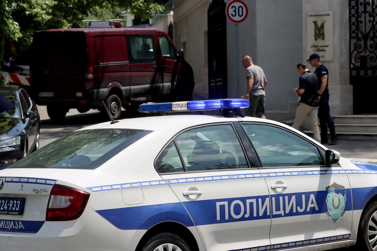Beograd: Ispred veleposlanstva Izraela policajac pogođen samostrelom u vrat pucao u napadača i ubio ga