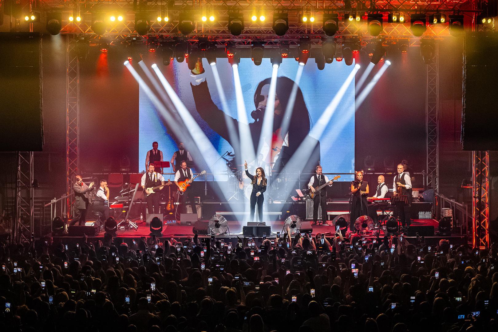 Dugoočekivani koncert u dvorani GOC započeo je dobro poznatim stihom ''Ovo će biti dobra noć, predosjećam'', a u sljedeća više od dva sata audio-vizualnog spektakla, Severina je uz veliki, deseteročlani, prateći orkestar provela publiku kroz retrospektivu svojih najvećih hitova koji su obilježili njezinu karijeru.