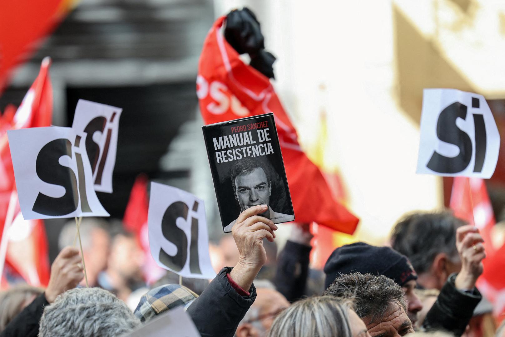 FILE PHOTO: A person holds a copy of the book "Resistance manual" by Secretary General of PSOE and Prime Minister Pedro Sanchez, as people gather outside Spain's Socialist Party (PSOE) headquarters to show support for Sanchez, in Madrid, Spain April 27, 2024. REUTERS/Violeta Santos Moura/File Photo Photo: VIOLETA SANTOS MOURA/REUTERS