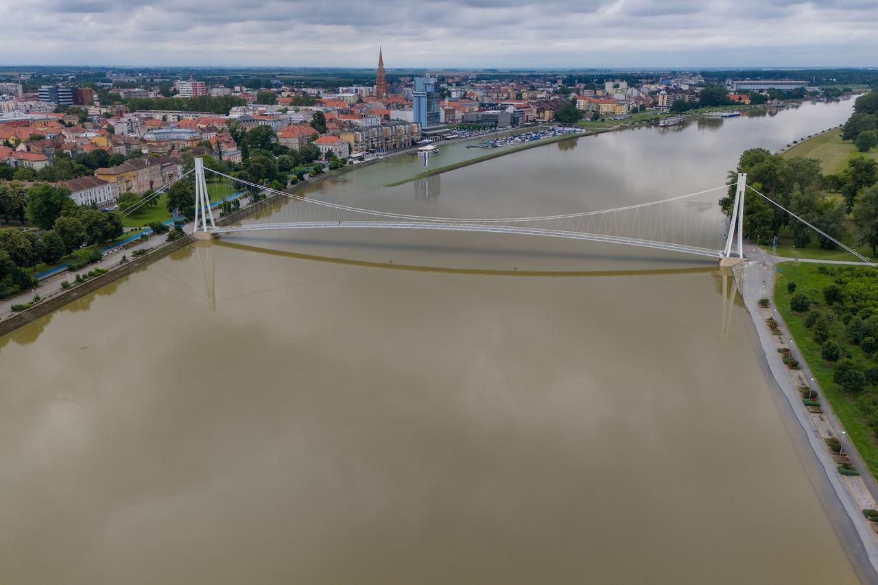 Pogled iz zraka na visoki vodostaj rijeke Drave u Osijeku