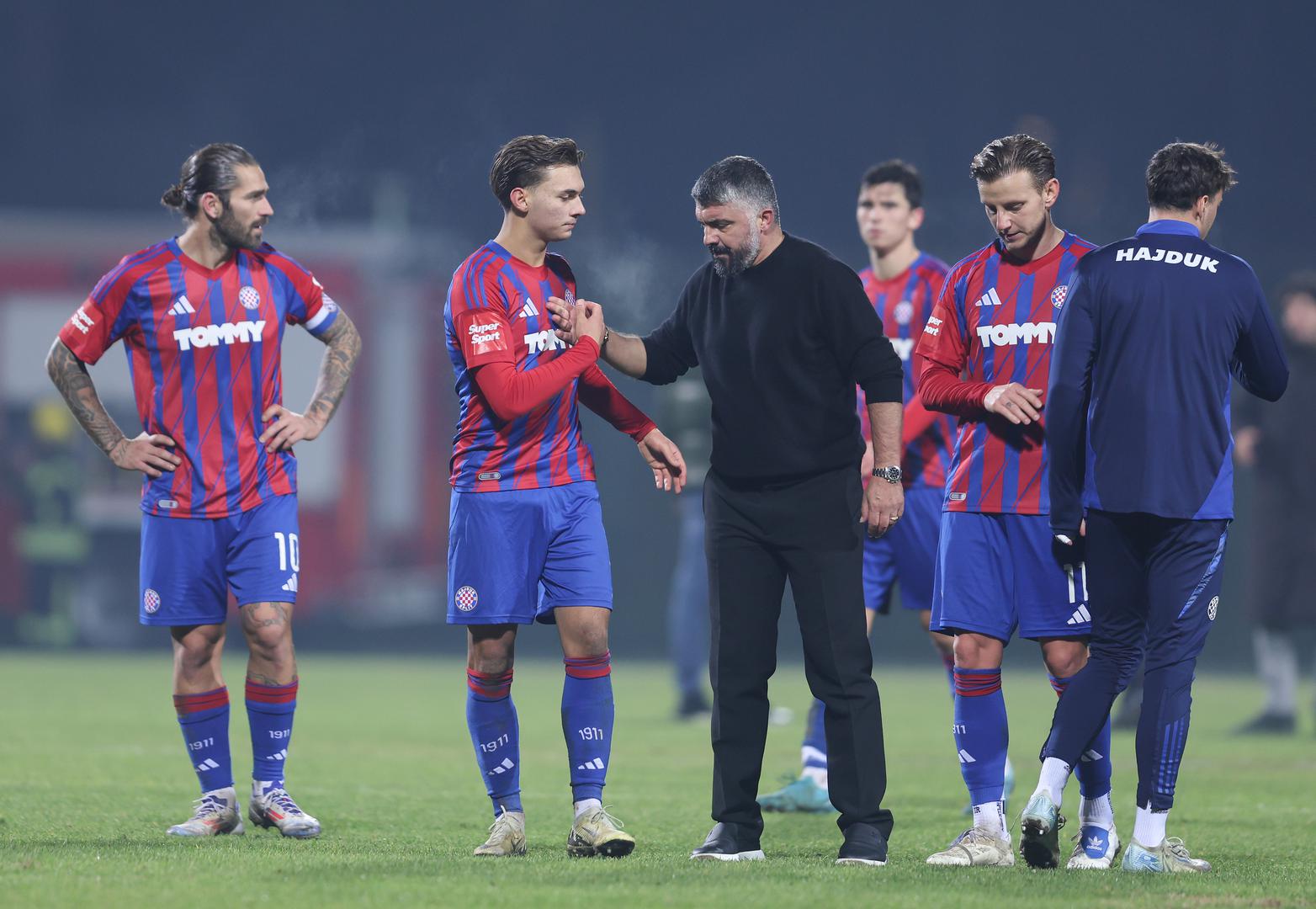 Kada su ih igrači Hajduka došli pozdraviti pored njihove tribine, odvratili su im - šutnjom. Takvo što se inače rijetko događa