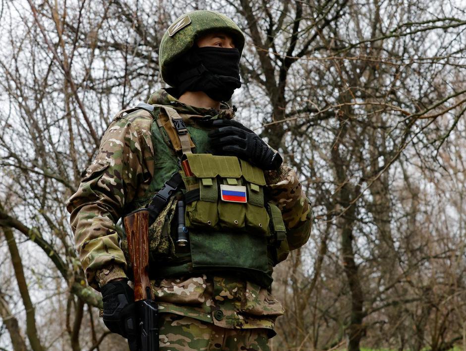 Russian service members at a combat position in Zaporizhzhia region