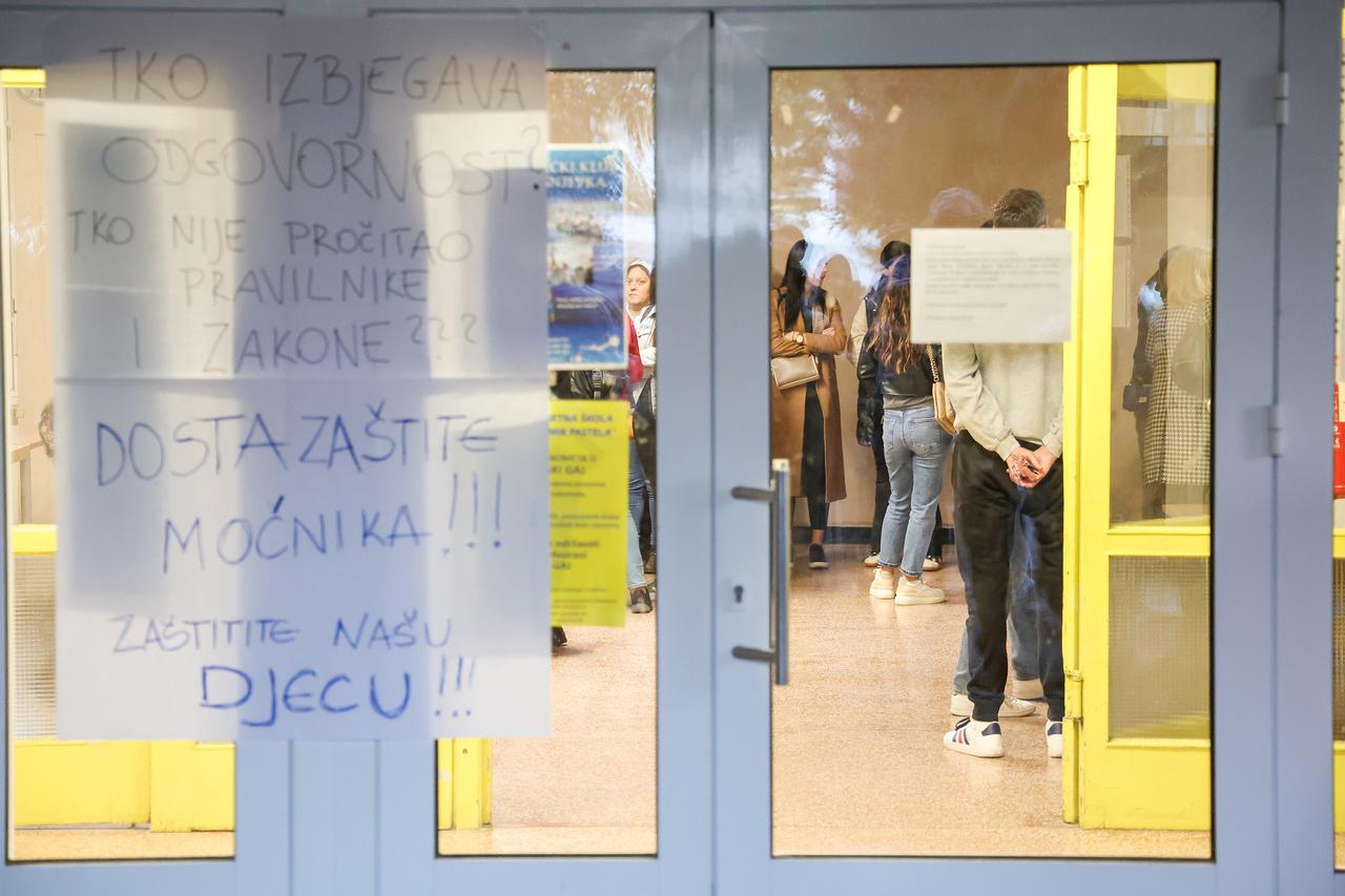 Veliki prosvjed roditelja ispred skole u koju ide problematicni djecak