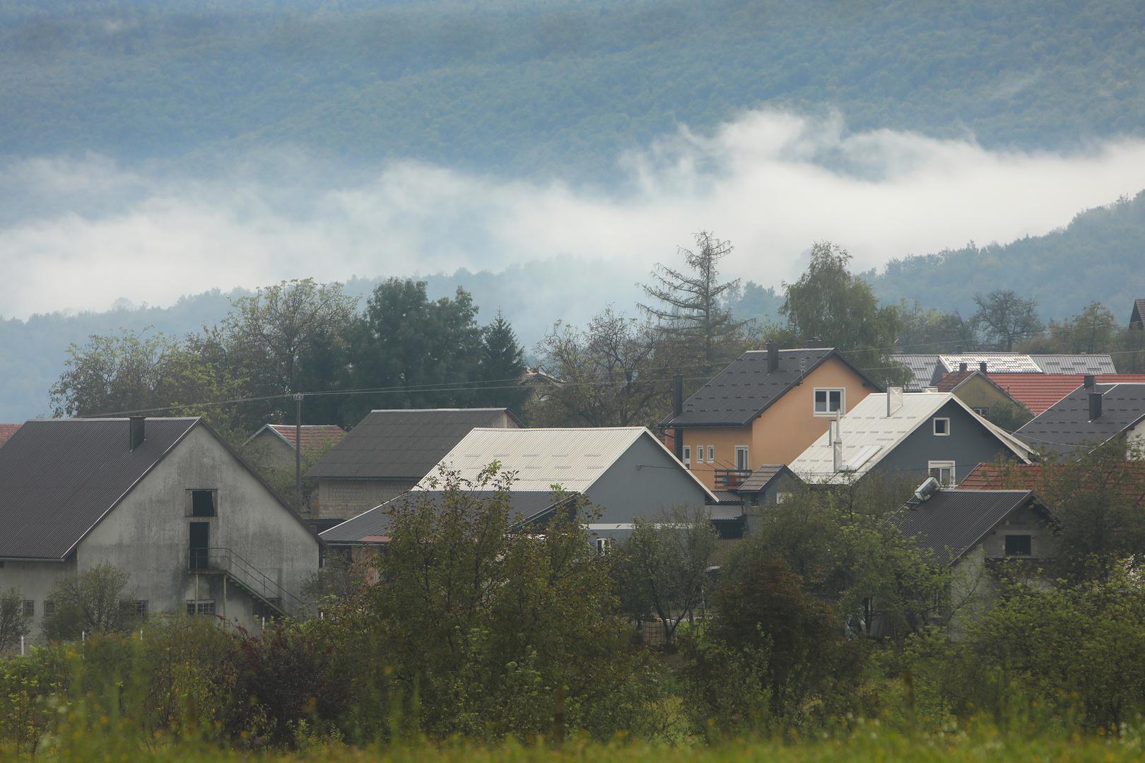 12.09.2024.,Ogulin - Najavljena promjena vremena zahvatila je Ogulin. Kisa, zahladenje i niski oblaci okovali su grad pod Klekom. Photo: Kristina Stedul Fabac/PIXSELL