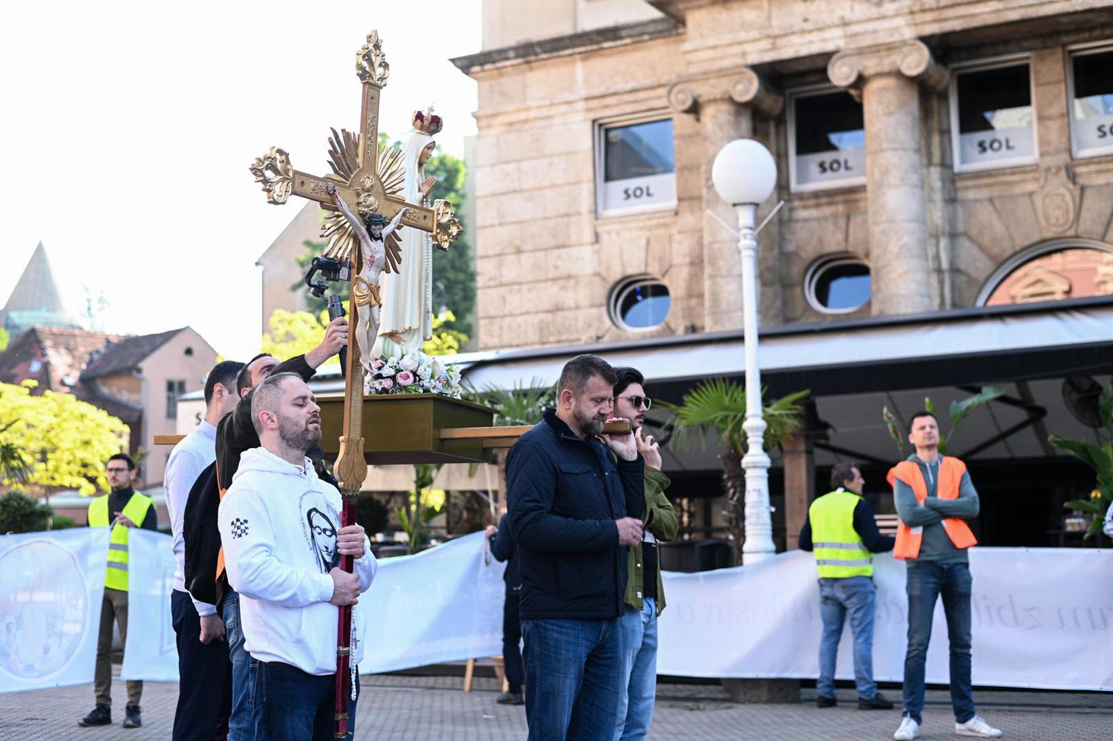 6.5.2023., Zagreb - Molitelji i kontra prosvjed na Trgu bana Jelacica
 Photo: Zoe Sarlija/PIXSELL