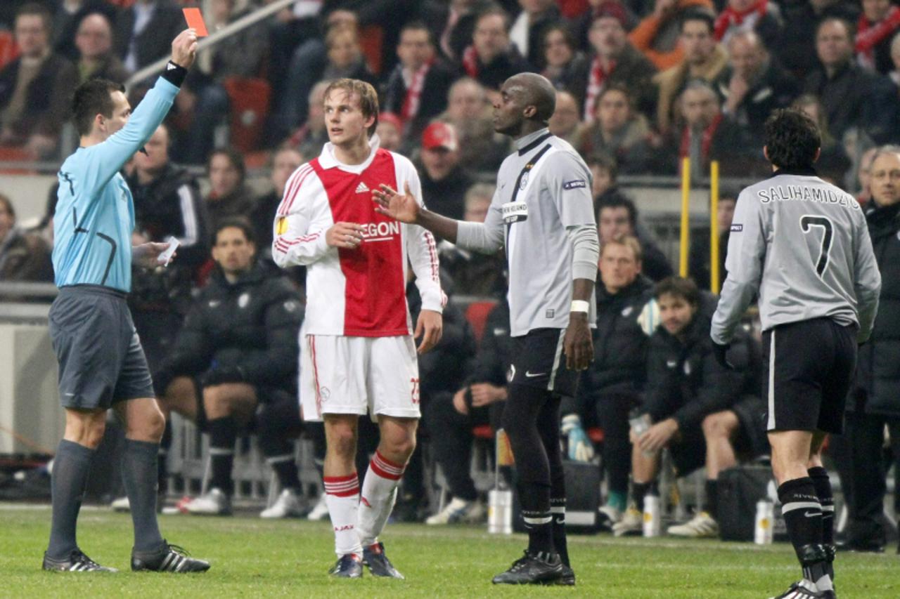 'Juventus\' Hasan Salihamidzic (R) is sent off by referee Ivan Bebek (L) during their Europa League soccer match against Ajax Amsterdam in Amsterdam February 18, 2010.    REUTERS/Michael Kooren (NETHE