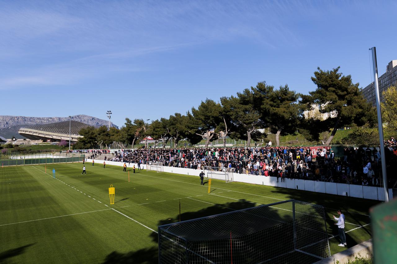 Split: Torcida došla na trening Hajduka kako bi dala podršku igračima pred derbi