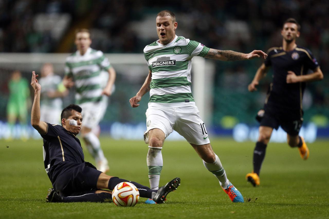 Soccer - UEFA Europa League - Group D - Celtic v Dinamo Zagreb - Celtic ParkCeltic's Anthony Stokes (centre) and Dinamo Zagreb's Leonardo Sigali battle for the ball during the UEFA Europa League match at Celtic Park, Glasgow.Danny Lawson Photo: Press Asso