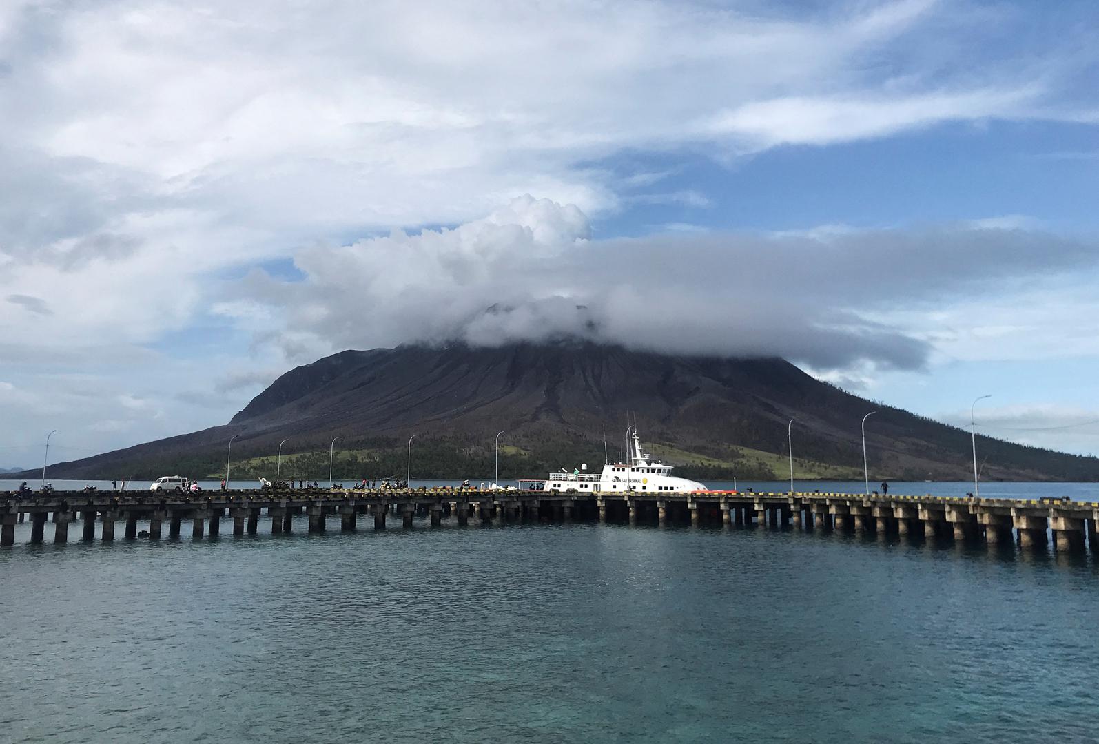 Na otoku Ruang u pokrajini Sjeverni Sulawesi živi više od 800 stanovnika, od kojih je većina evakuirana zbog erupcije početkom mjeseca. Nije odmah bilo poznato koliko ih je evakuirano u utorak, prenosi Reuters.