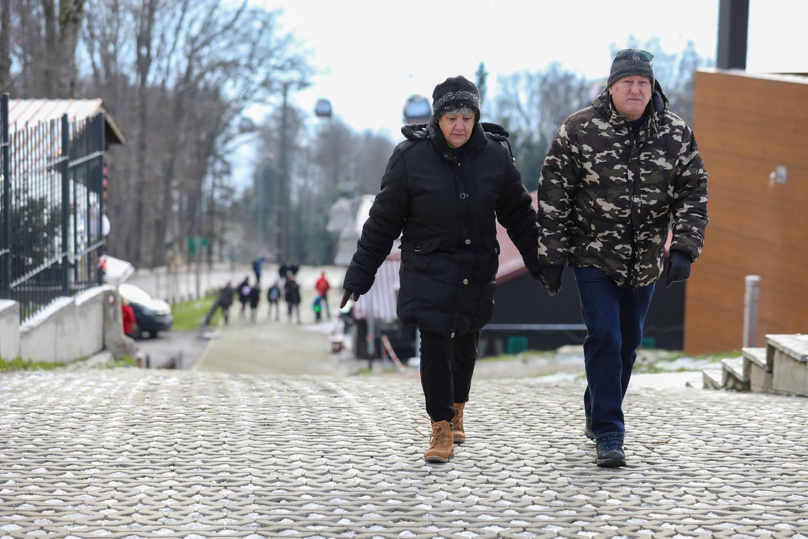 Već danas dio građana s klincima i ljubimcima odlučio je subotu provesti na svježem zraku Sljemena, 