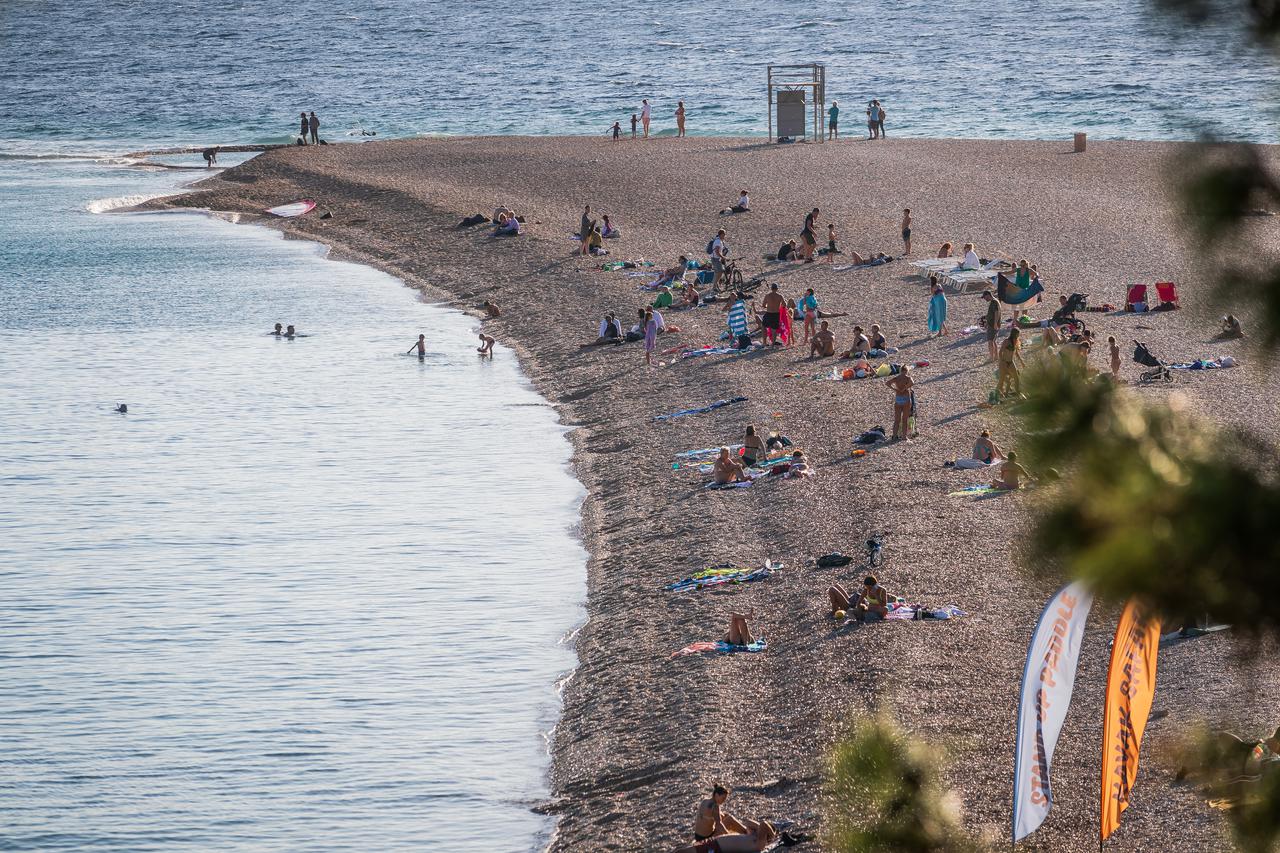 Bol: Zlatni Rat, najpoznatija plaža na Jadranu i krajem listopada ima posjetitelja