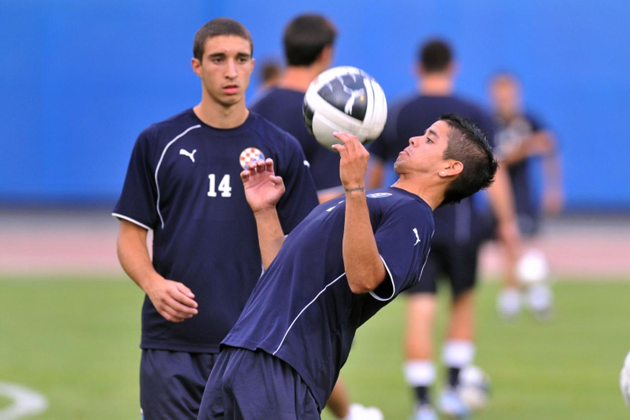 '11.07.2011., Zagreb - Nogometasi GNK Dinamo na stadionu Maksimir odrzali su prvi trening na novoj travi i preuredjenom stadionu uoci utakmice Dinamo - Neftchi. Luis Ibanez, Sime Vrsaljko Photo: Marko