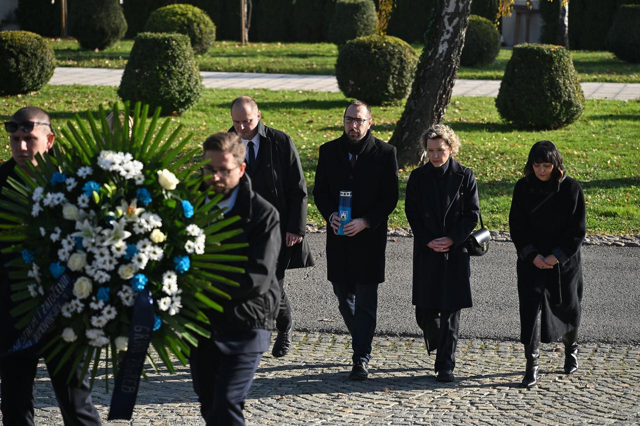 Zagreb: Izaslanstvo grada na čelu sa Tomislavom Tomaševićem, odali su počast svim stradalima u Domovinskom ratu polaganjem vijenaca i paljenjem svijeća