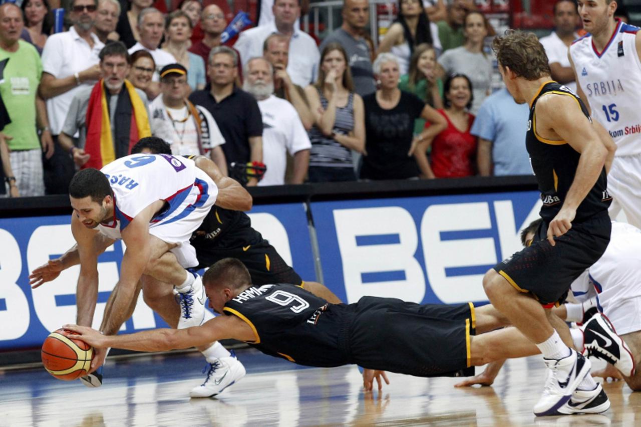 'Aleksandar Rasic of Serbia (L) and Steffen Hamann of Germany (R) dive on the court for a loose ball during their FIBA Basketball World Championship game in Kayseri August 29, 2010.   REUTERS/Ivan Mil