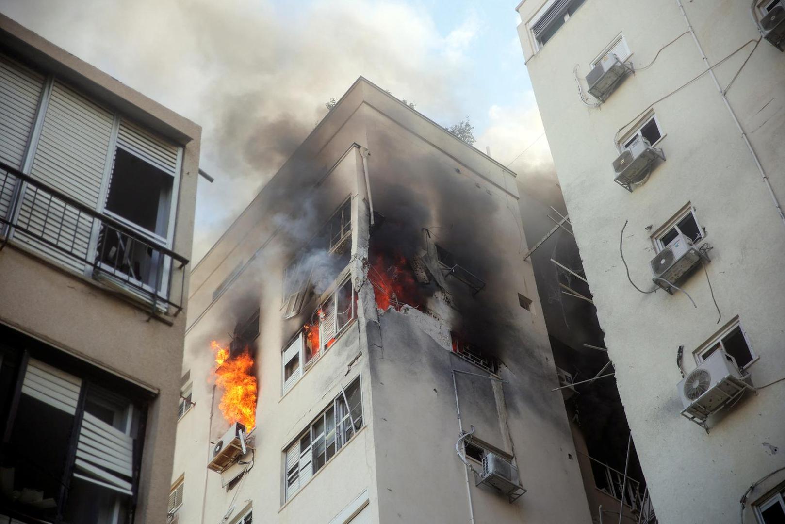 A building is ablaze following rocket attacks from the Gaza Strip, in Tel Aviv, Israel October 7, 2023. REUTERS/Itai Ron Photo: ITAI RON/REUTERS