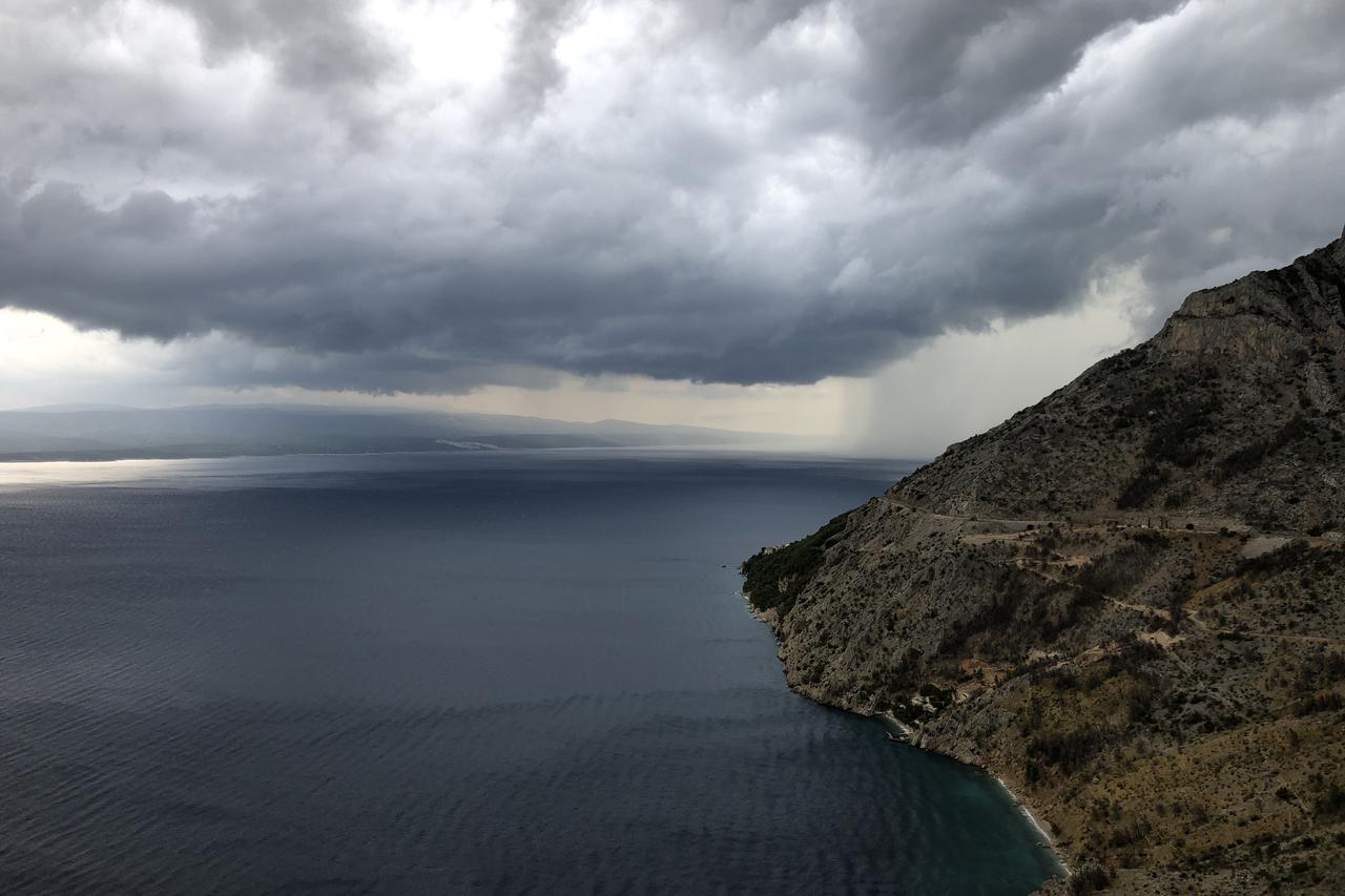 Panoramski pogled sa Dubaca prema otoku Braču u trenutku dolaska oblaka s kišom