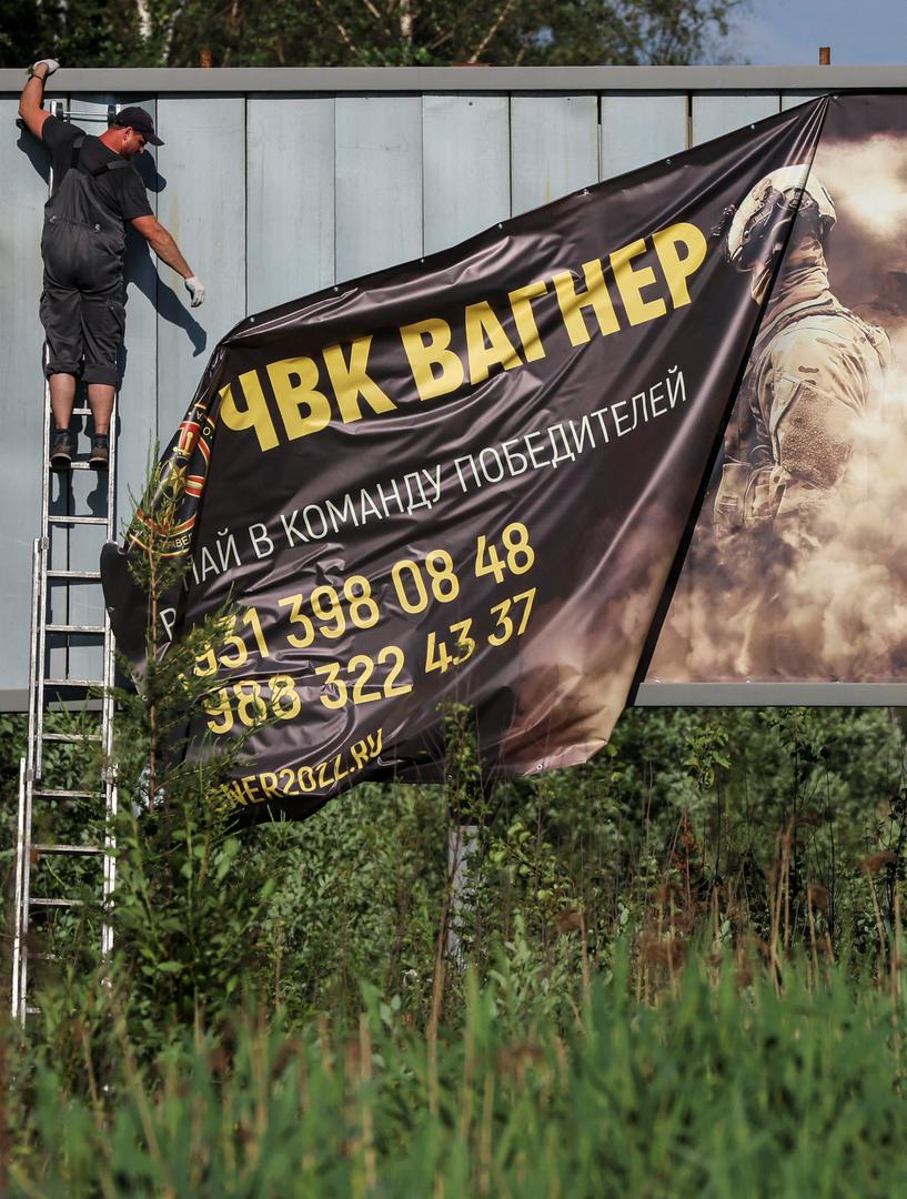 A worker removes an advertising banner promoting service in Wagner private mercenary group on the outskirts of Saint Petersburg, Russia, June 24, 2023. A slogan on the banner reads: "Accede to the team of victors!" REUTERS/Anton Vaganov Photo: ANTON VAGANOV/REUTERS