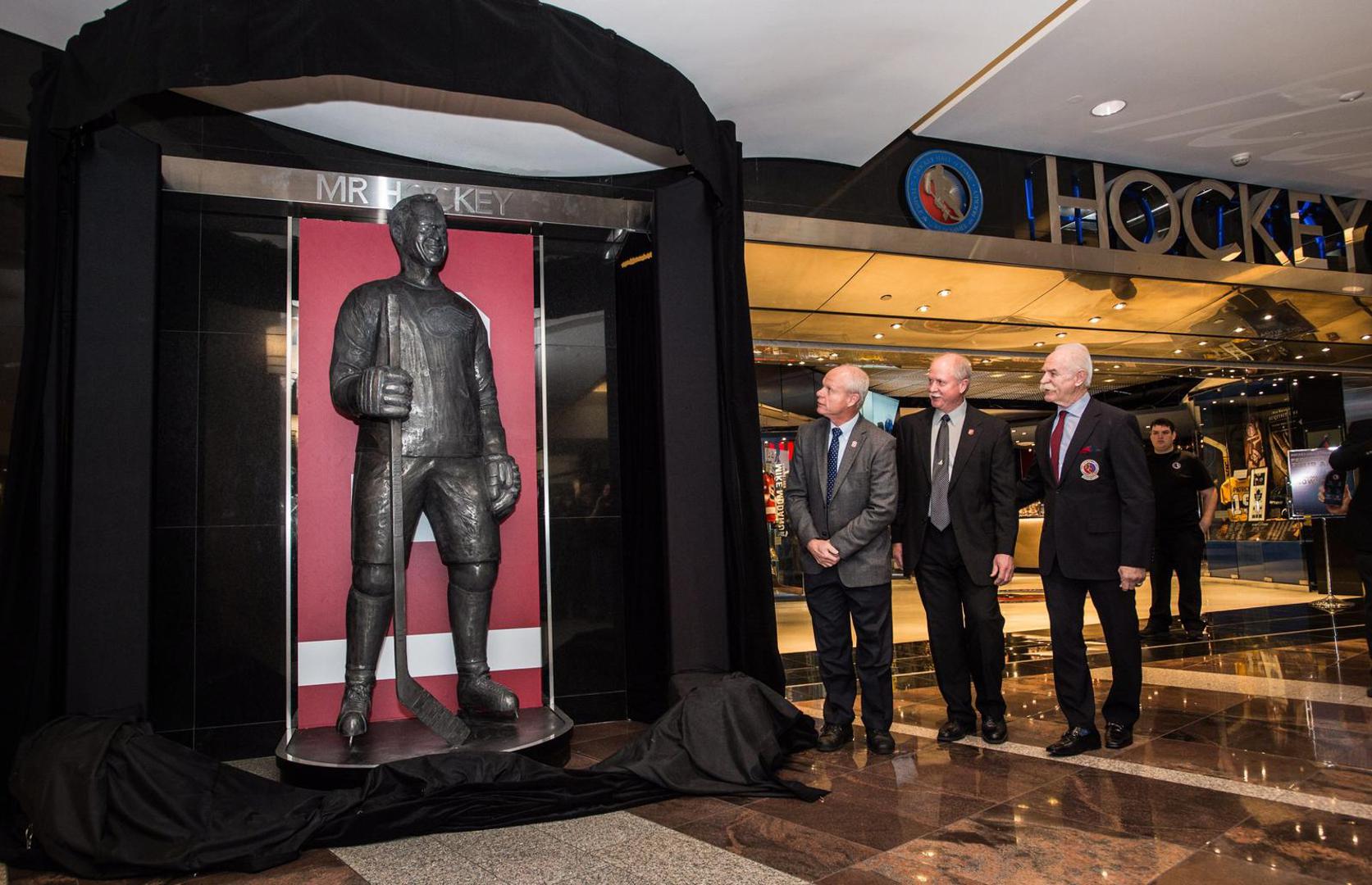 Gordie Howe - Kanadski hokejaš, jedan od najvećih hokejaša svih vremena. Njegova je majka bila Hrvatica.