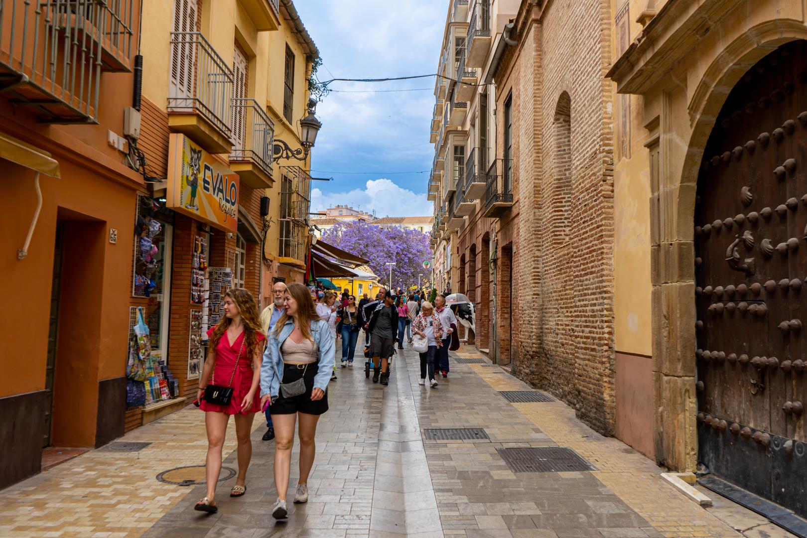 Málaga, Španjolska: Turizam je doveo do stambene krize u Málagi, što je izazvalo prosvjede s parolama: ‘Málaga je za život, a ne za preživljavanje’. Lokalno stanovništvo koje radi u turizmu ne može si priuštiti stanarinu u vlastitom gradu. Curro Machuca iz sindikata stanara Malage kaže da se ekonomija Málage ne može temeljiti samo na turizmu.