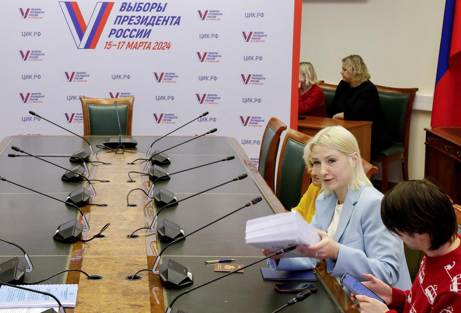 Yekaterina Duntsova, a former regional journalist who plans to run for Russian president in the March 2024 election, and her representatives attend a meeting with officials of the Central Election Commission to submit documents at an office in Moscow, Russia, December 20, 2023. One of the signs on the board reads: "Russia's presidential election". REUTERS/Maxim Shemetov Photo: MAXIM SHEMETOV/REUTERS