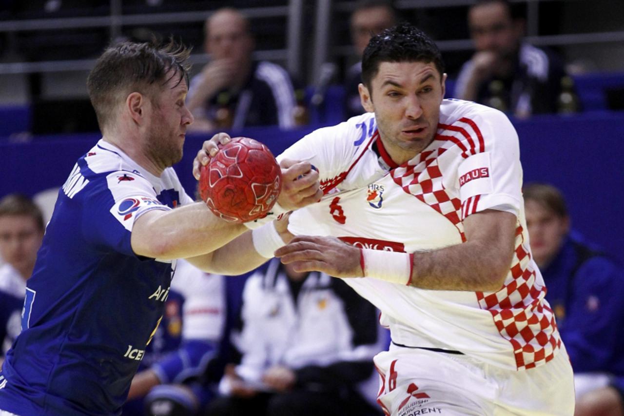 'Croatia\'s Blazenko Lackovic (R) tries to score against Iceland\'s Vignir Svavarsson during their Men\'s European Handball Championship Group D match in Vrsac January 16, 2012.       REUTERS/Ivan Mil