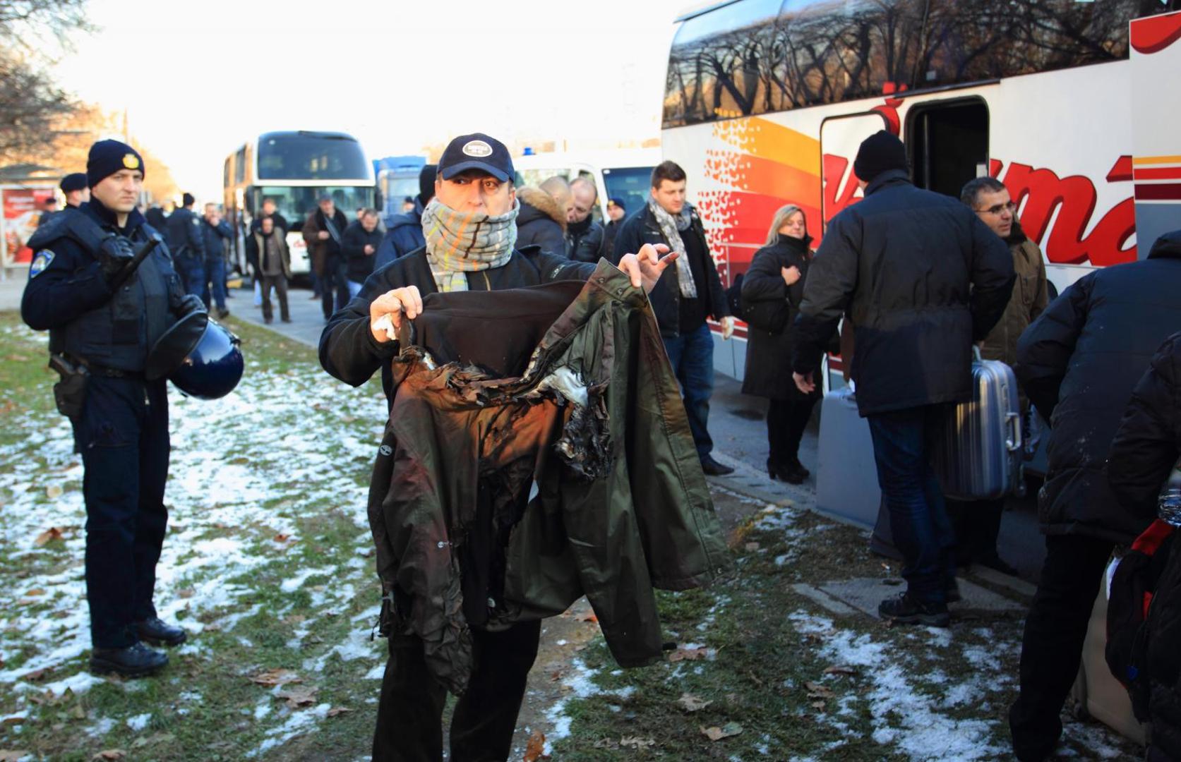 14.12.2010., Novi Zagreb, Zagreb - Autobus u kojem su bili navijaci Paoka na krizanju Savezne Republike Njemacke i Avenije Dubrovnik napali su huligani. Grupa BBB-a razbila je pozor na autobusu i bacila u njega baklju. Autobus se zapalio. Policija koja je pratila autobus, razbila je prozor i pomogla navijacima da izadju, a pozar su ugasili vatrogasci koji su na teren izasli s dva vozila. Nekoliko ozlijedjenih navijaca prebaceno je u bolnice, u Kliniku za traumatologiju i KB Sestara Milosrdnica. Photo: Zeljko Lukunic/PIXSELL