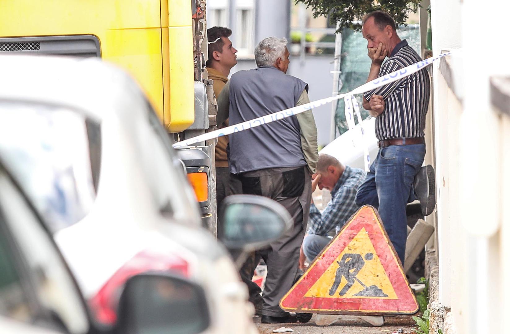 15.05.2021., Zagreb - Muskarac je preminuo nakon sto ga je u oko 13 sati zatrpala zemlja dok je kopao kanal. Na mjesto nesrece odmah su stigli vatrogasci i Hitna pomoc, ali nisu ga uspjeli spasiti.
Photo: Luka Stanzl/PIXSELL