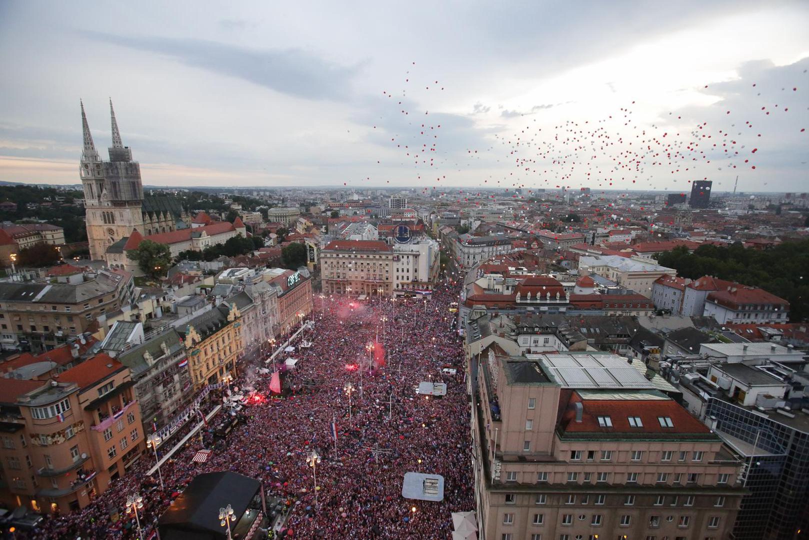 16.07.2018., Zagreb - Docek Vatrenih na Trgu bana Josipa Jelacica. Crveno-bijeli baloni. "nPhoto: Filip Kos/PIXSELL 