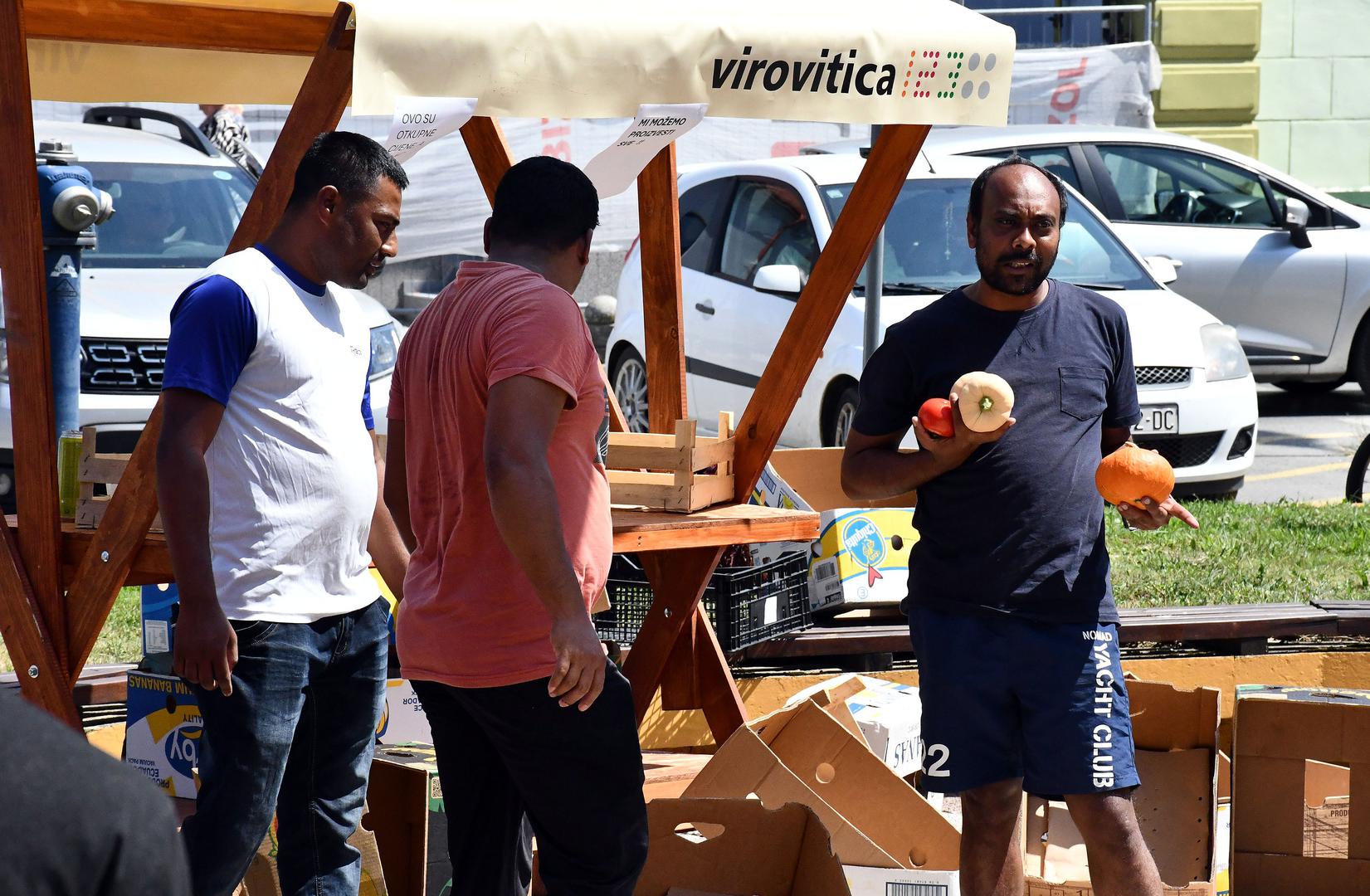 01.08.2024., Virovitica - Podravski povrtlari besplatno su od 14 sati na virovitickom Trgu kralja Tomislava dijelili povrce zainteresiranim gradjanima u znak protesta zbog nerjesavanja problema s nelojalnom konkurencijom, odnosno privilegiranja uvoznog povrca na trzistu. Photo: Ivica Galovic/PIXSELL