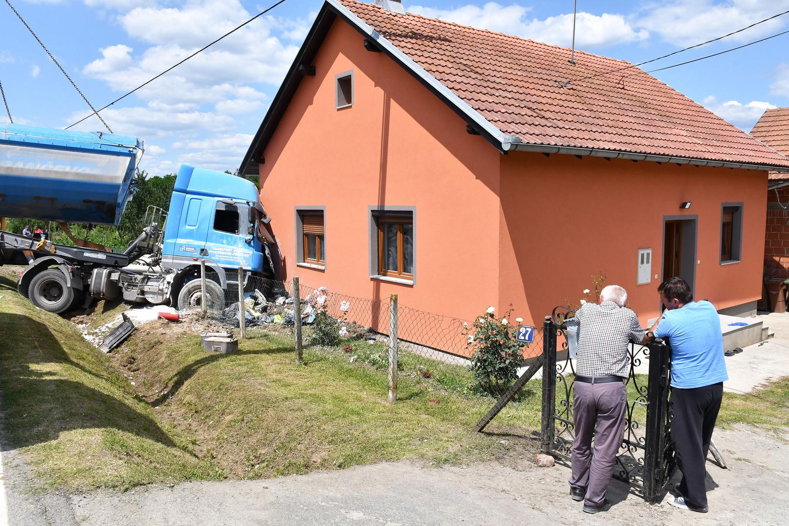 24.06.2020., Omanovac - U selu Omanovac pokraj Pakraca kamion natovaren vapnom zabio se u obiteljsku kucu. Vozac kamiona je zadobio teze ozljede i prevezen je u Opcu zupanijsku bolnicu Pakrac. U trenutku nesrece u kuci je bilo dvoje ukucana, sin i majka. Photo: Ivica Galovic/PIXSELL