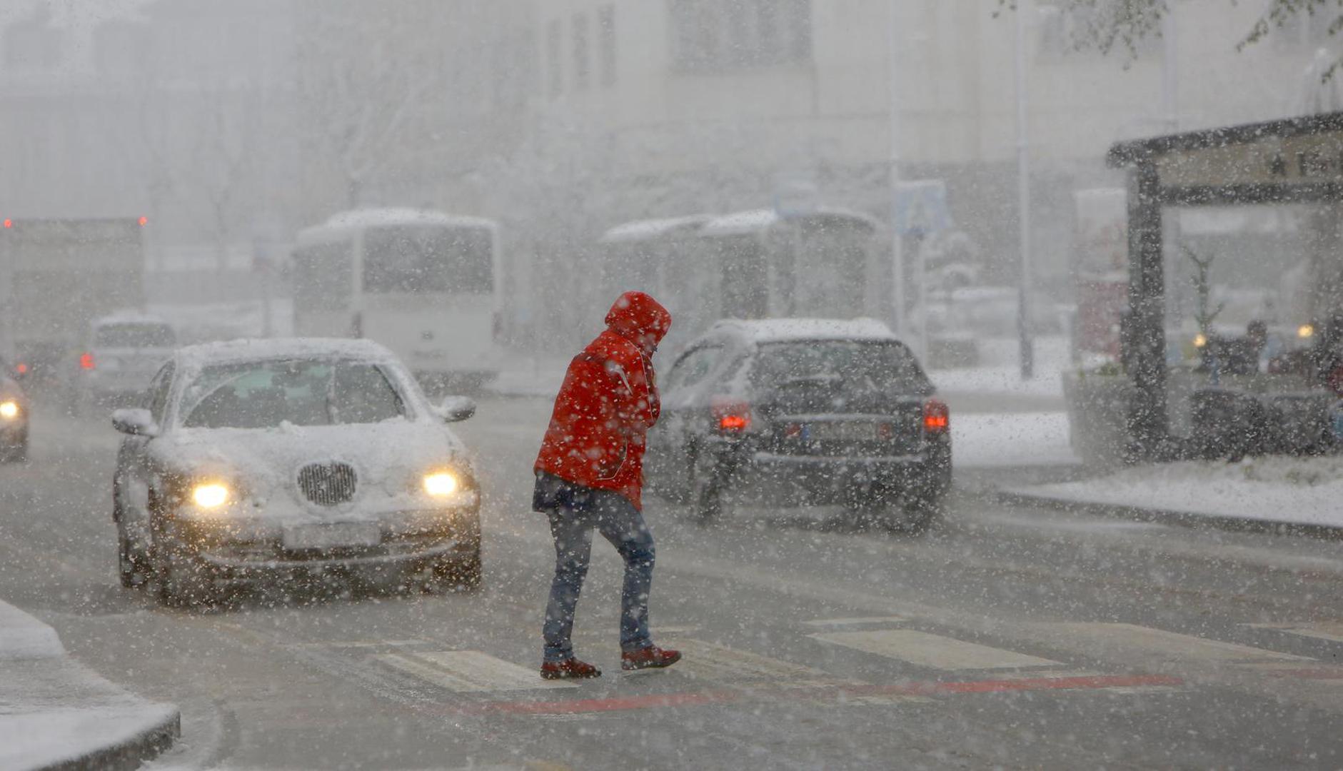 06.04.2021., Karlovac - Od ranih jutarnjih sati u Karlovcu pada gusti snijeg koji je brzo zabijelio prometnice i parkove. Photo: Kristina Stedul Fabac/PIXSELL