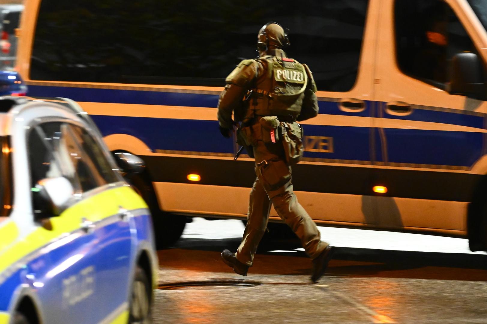 04 November 2023, Hamburg: A police officer is on duty at the airport. Hamburg Airport has been closed after a vehicle entered the premises. A gunman had broken through a gate with his vehicle and had already fired twice into the air, a spokesman for the federal police said on Saturday evening. Photo: Jonas Walzberg/dpa Photo: Jonas Walzberg/DPA