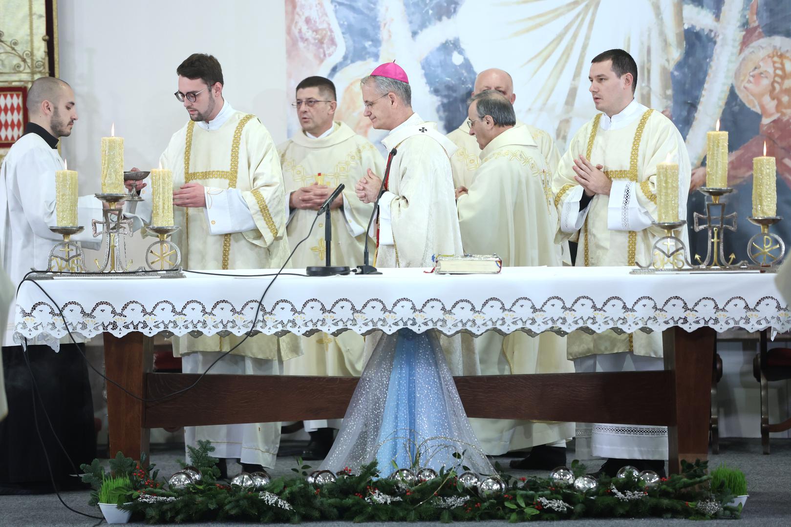 25.12.2023., Zagreb - Zagrebacki nadbiskup mons. Drazen Kutlesa predvodio je svetu misu polnocku u Bogosluznom prostoru bl. Alojzija Stepinca. Photo: Sanjin Strukic/PIXSELL