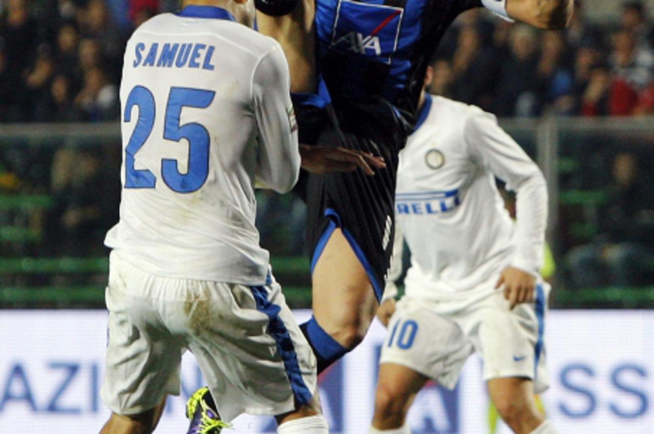 'Inter Milan\'s Walter Samuel (L) fights for the ball with Atalanta\'s German Denis during their Italian Serie A soccer match at Atleti Azzurri d\'Italia  stadium in Bergamo October 29, 2013. REUTERS/