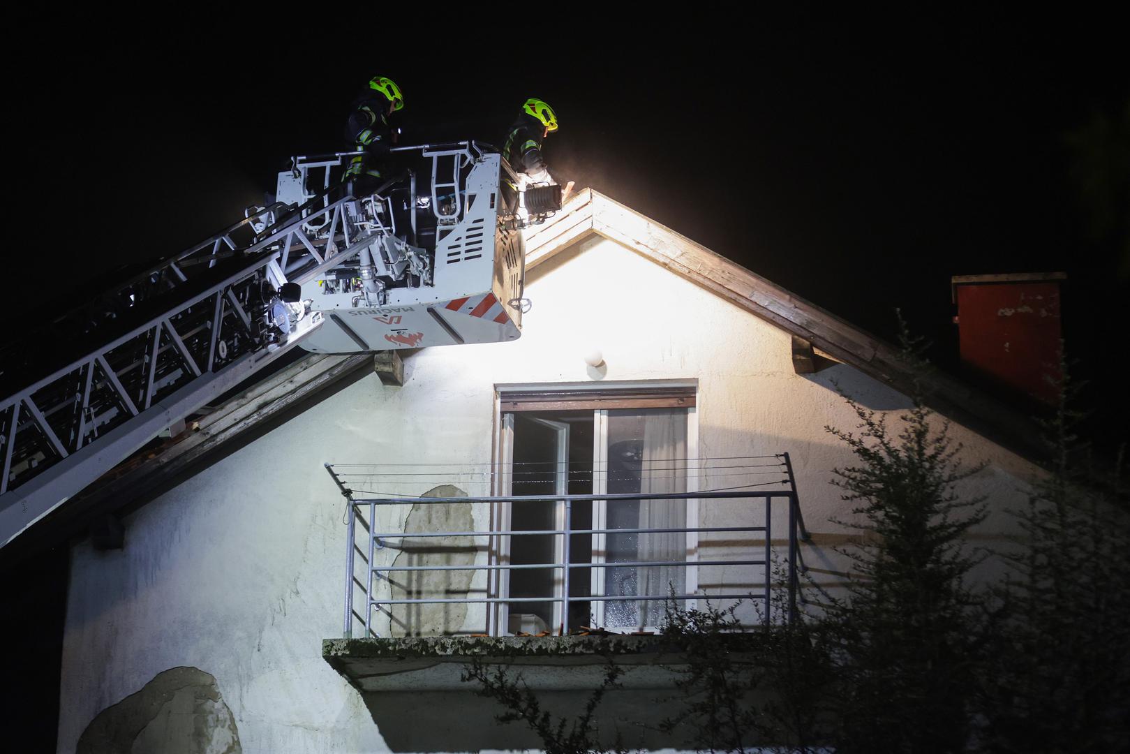 01.11.2023., Zagreb - Pozar na kuci u Kostelskoj ulici. Vatrogasci gase pozariste.  Photo: Luka stanzl/PIXSELL