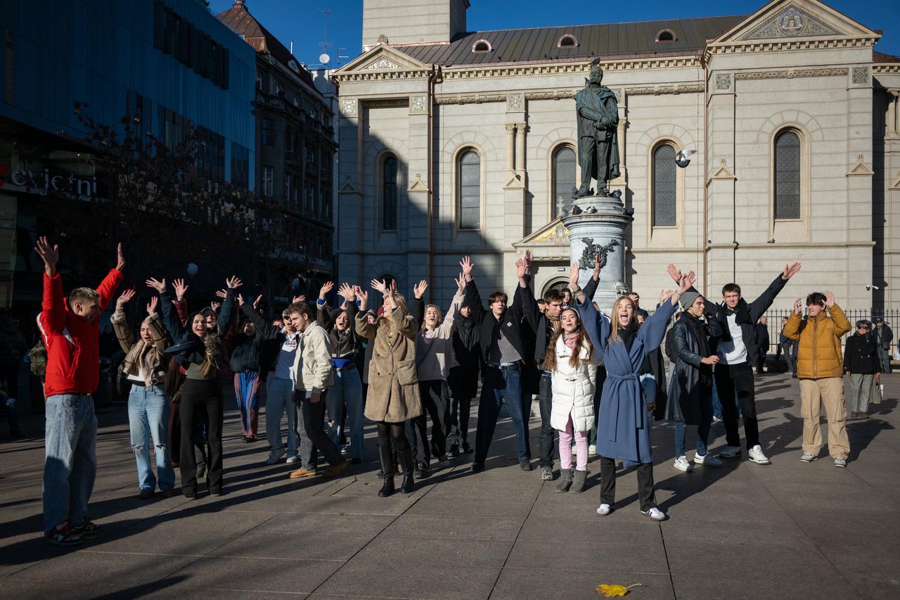 Zagreb: Mladi polaznici Učilišta ZKM Zvjezdana Ladika izveli su tzv. flash mob pred građanima