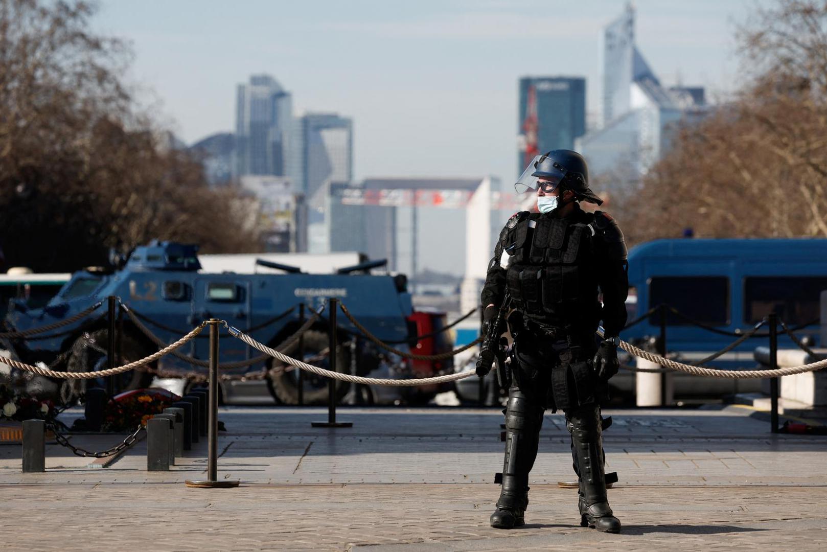 A police officer secures the Arc de Triomphe area, as cars parade during their "Convoi de la liberte" (The Freedom Convoy), a vehicular convoy to protest coronavirus disease (COVID-19) vaccine and restrictions in Paris, France, February 12, 2022. REUTERS/Benoit Tessier Photo: BENOIT TESSIER/REUTERS