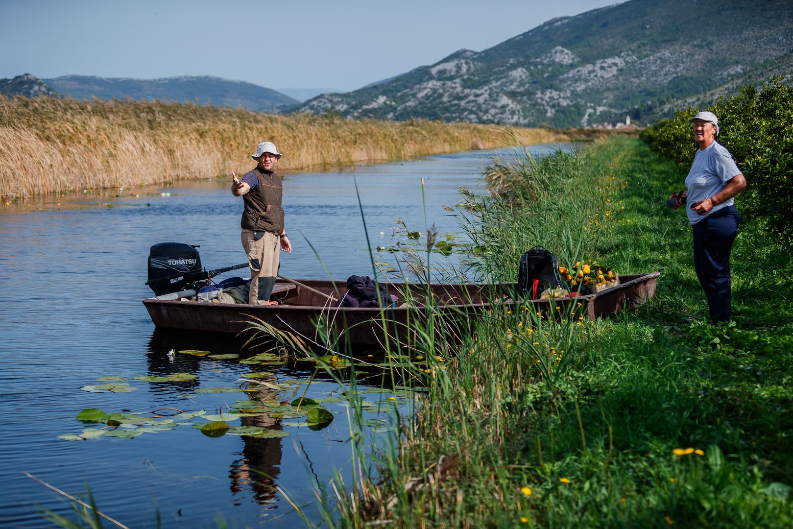 Plovna je do Metkovića, a manjim plovilima može se do Čapljine, iako ta mogućnost nikada nije isprobana. Osim toga, to je jedina kraška rijeka koja je uspjela prevladati ponornicu.