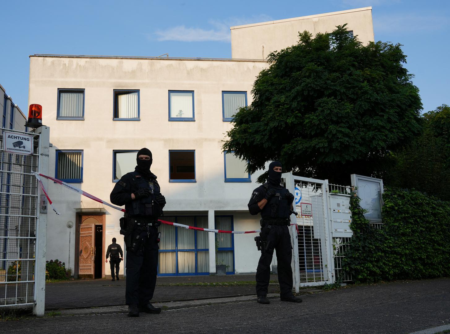 Police secures the area at the "Zentrum der islamischen Kultur Frankfurt e.V." after Germany's interior ministry has banned the Islamic Centre Hamburg (IZH) association and its subsidiary organizations, saying it pursues radical Islamist goals in Frankfurt, Germany, July 24, 2024.    REUTERS/Maximilian Schwarz Photo: MAXIMILIAN SCHWARZ/REUTERS