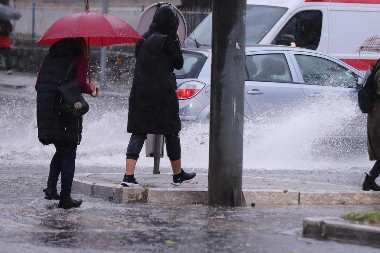 Zbog obilne kiše u Splitu su poplavljene prometnice i nogostupi