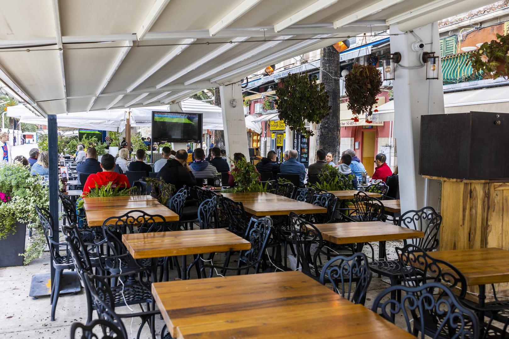 23.11.2022., Split - Tek manji broj gradjana u kaficu na Rivi je gledao utakmicu hrvatske nogometne reprezentacije. Photo: Milan Sabic/PIXSELL