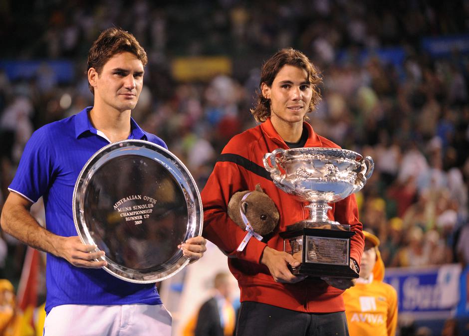 Archives - Rafael Nadal avec ses trophées des tournois du Grand Chelem